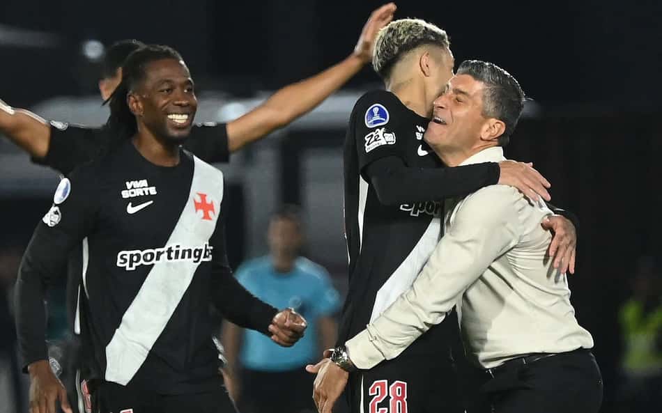 Pedro Emanuel comemora gol marcado do Vasco marcado pelo Adson contra o Olimpia