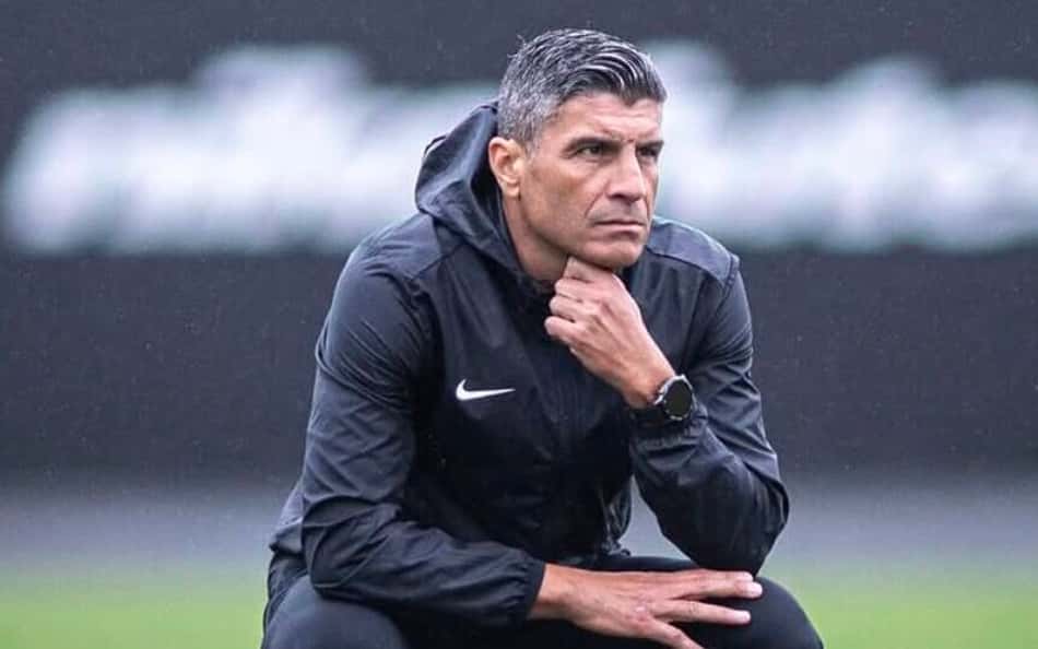 Pedro Emanuel observa treino do Vasco no CT Moacyr Barbosa