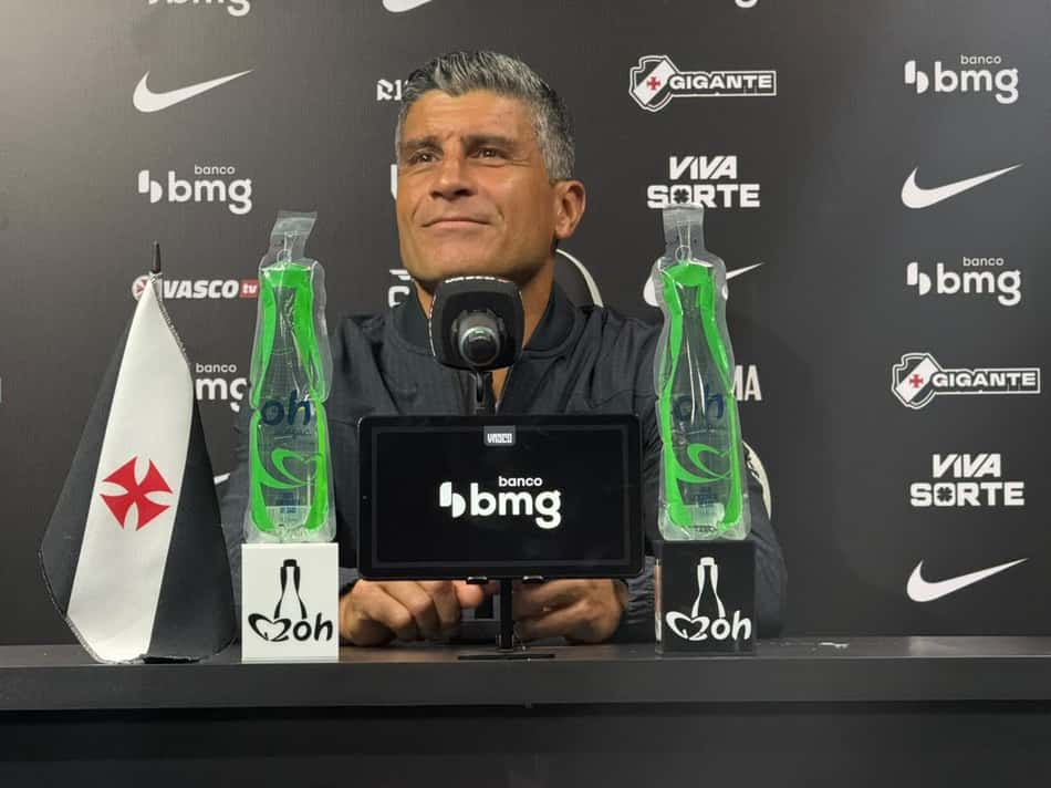 Pedro Emanuel em entrevista coletiva (Foto: Pedro Cobalea/Lance!)