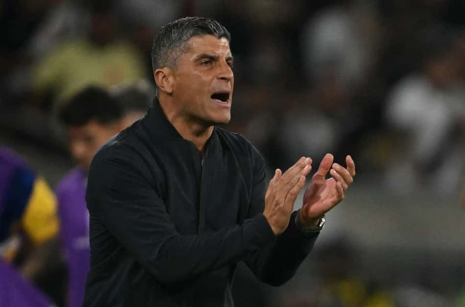O técnico Pedro Emanuel aplaude o Vasco na derrota para o Boca