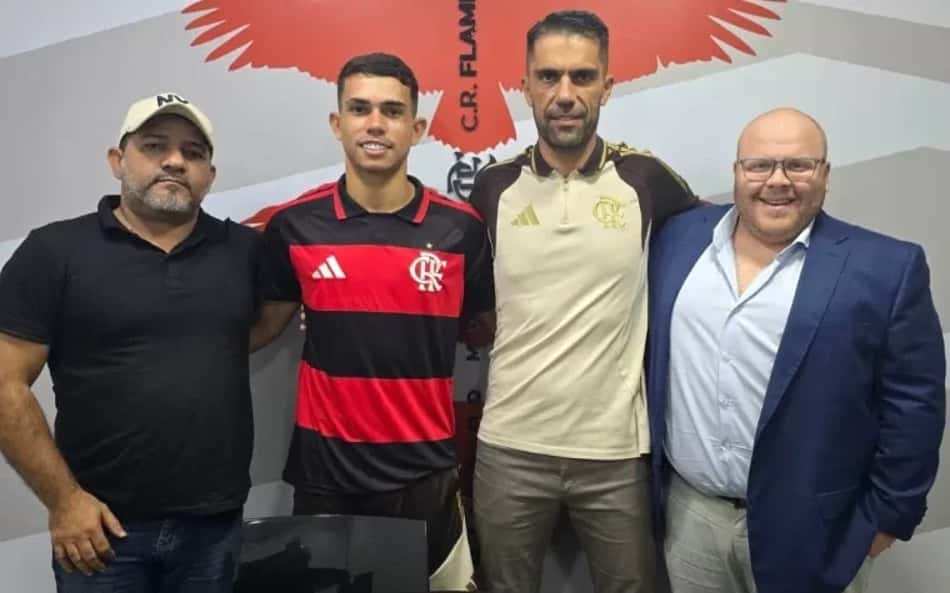 Pedro Henrique assina contrato com o Flamengo