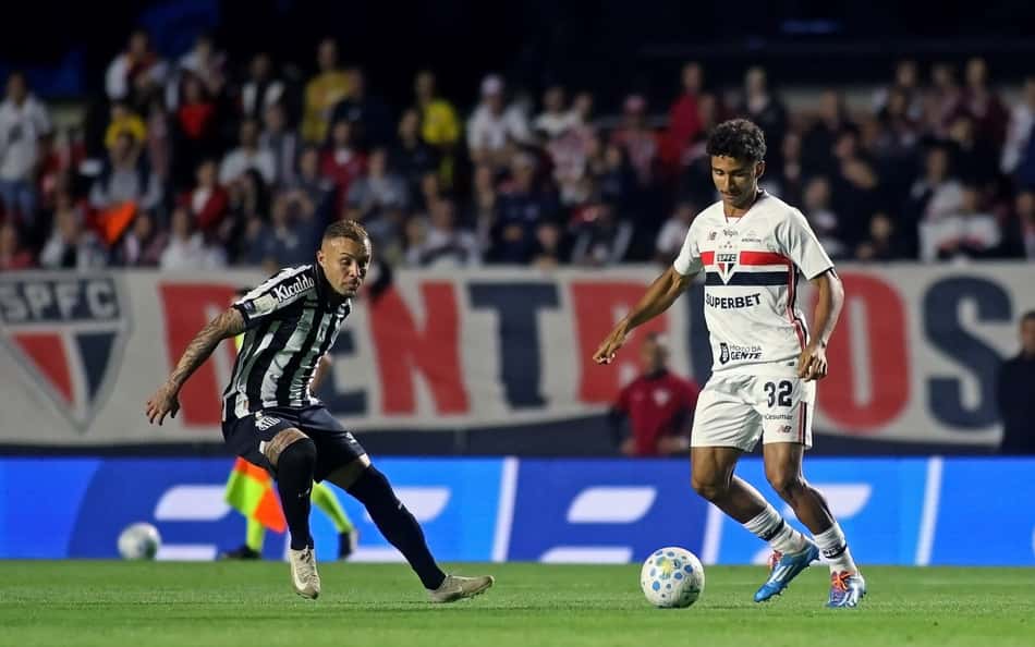 Pedro Lima em ação durante o clássico entre São Paulo e Santos, pelo Campeonato Brasileiro
