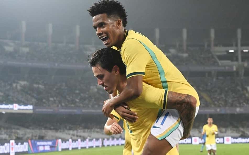 Pedro é abraçado por Estêvão ao fazer o segundo gol do Brasil sobre a Índia