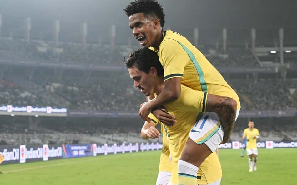 Pedro é abraçado por Estêvão ao fazer o segundo gol do Brasil sobre a Índia
