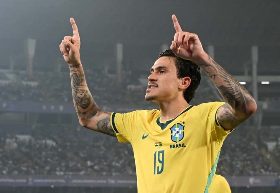 Pedro comemora o segundo gol do Brasil sobre a Índia