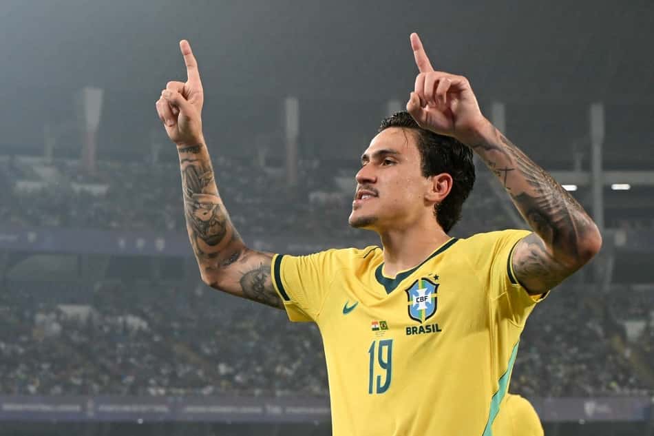 Pedro comemora o segundo gol do Brasil sobre a Índia