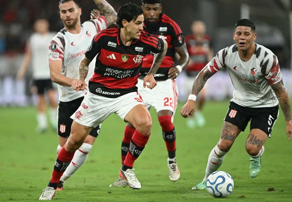 Pedro, jogador do Flamengo, faz jogada individual contra Estudiantes durante Flamengo x Estudiantes.