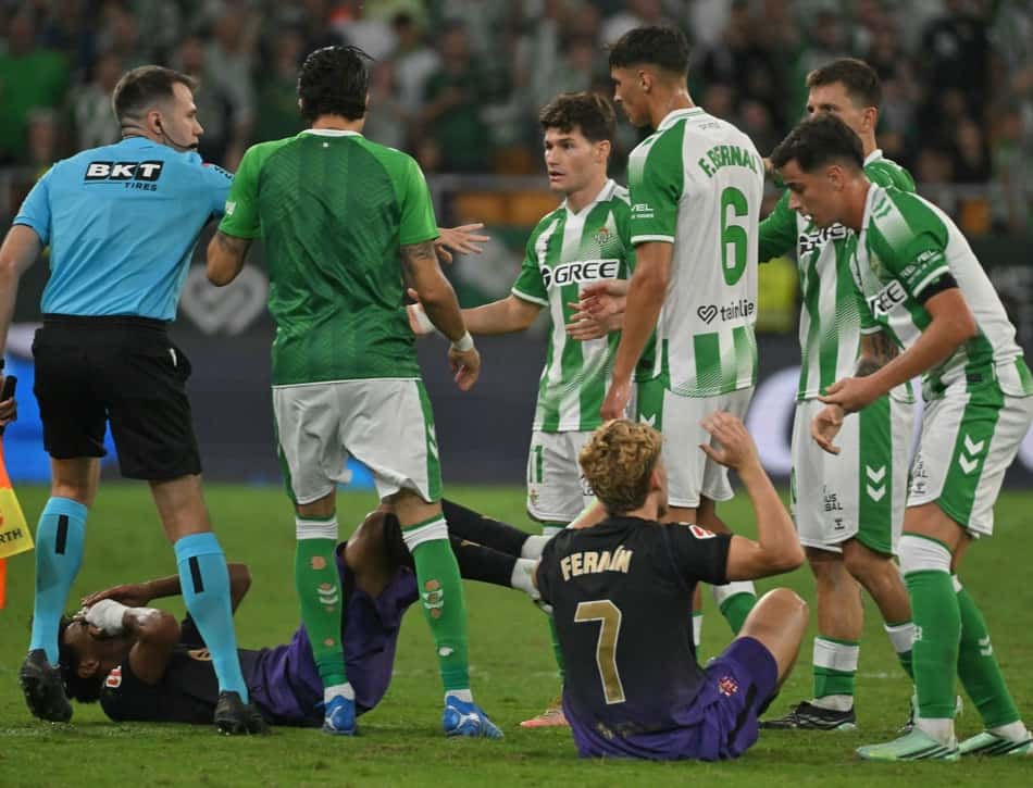 Pellegrini contestou um dos gols marcados pelo Barcelona (Foto: JORGE GUERRERO / AFP)