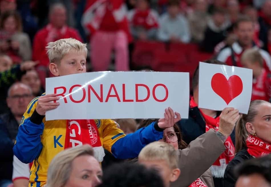 Pequeno torcedor de Portugal se declara a Cristiano Ronaldo na partida contra a Dinamarca