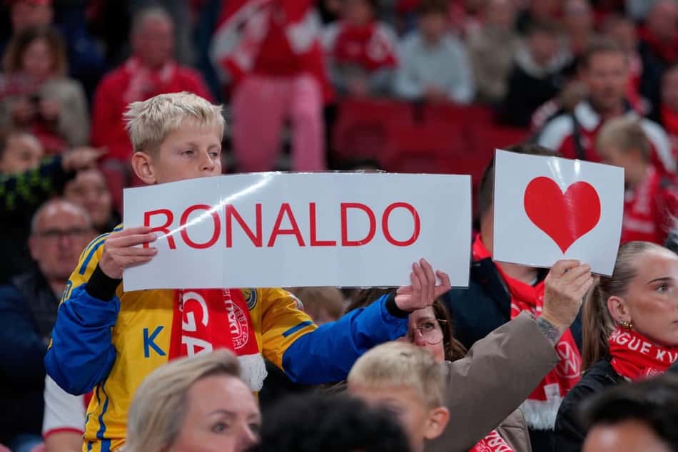 Pequeno torcedor de Portugal se declara a Cristiano Ronaldo na partida contra a Dinamarca