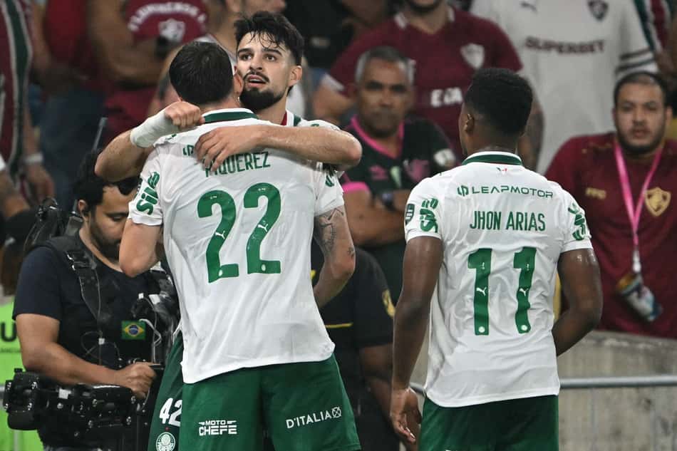 Piquerez e Arias comemoram o gol de Flaco López em Palmeiras x Fluminense pela Libertadores