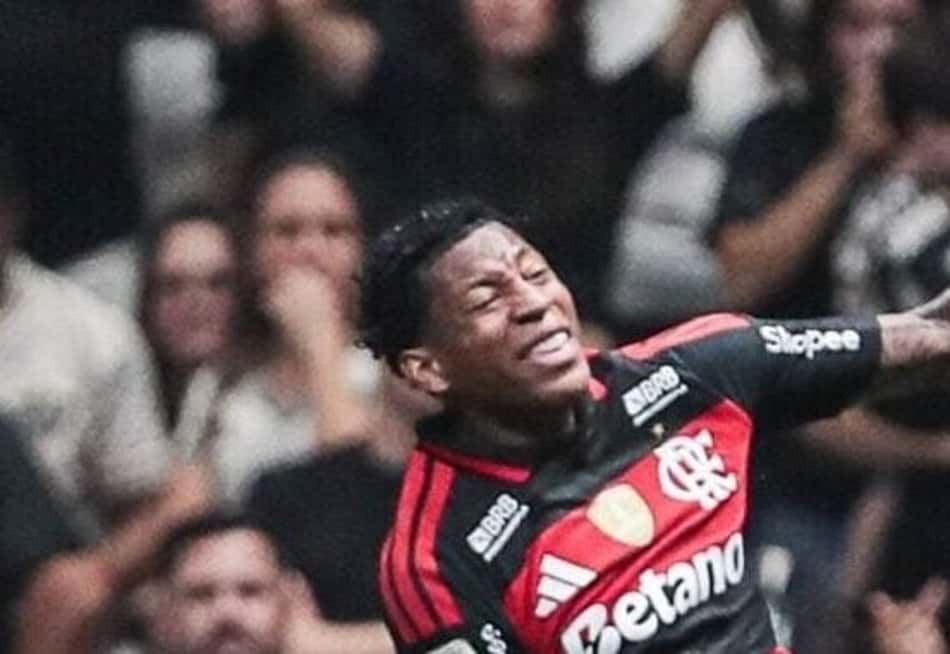 Plata comemora o belo gol marcado no confronto entre Flamengo e Atlético pelo Brasileirão