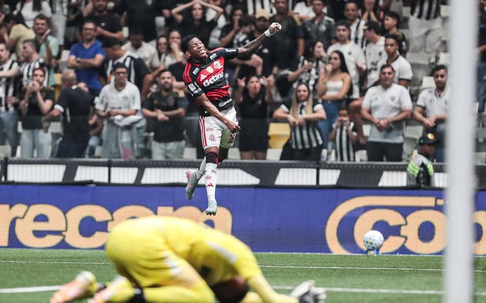 Plata comemora o belo gol marcado no confronto entre Flamengo e Atlético pelo Brasileirão