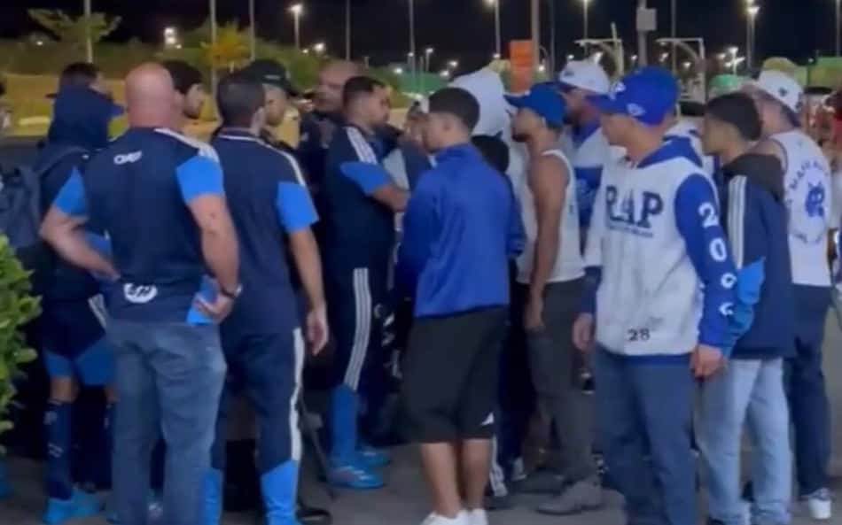 Elenco do Cruzeiro é recebido com protestos após derrota para o Bragantino