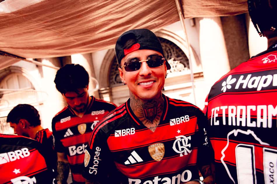 Pulgar celebra com os companheiros e a torcida os títulos conquistados pelo Flamengo em 2025