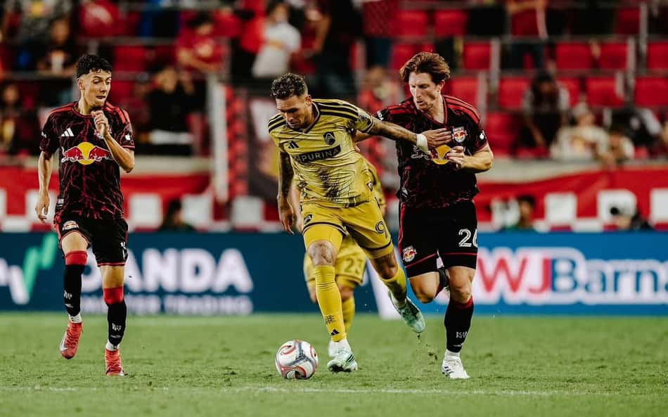 Rafael Navarro cinduzindo a bola contra o New York RedBulls