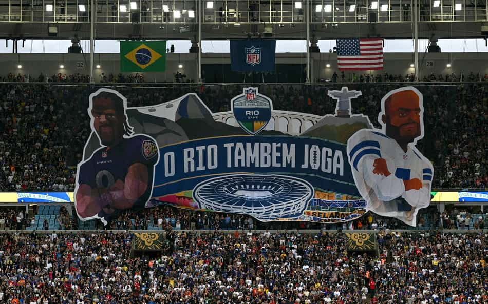 Mosaico no jogo entre Ravens e Cowboys no Maracanã