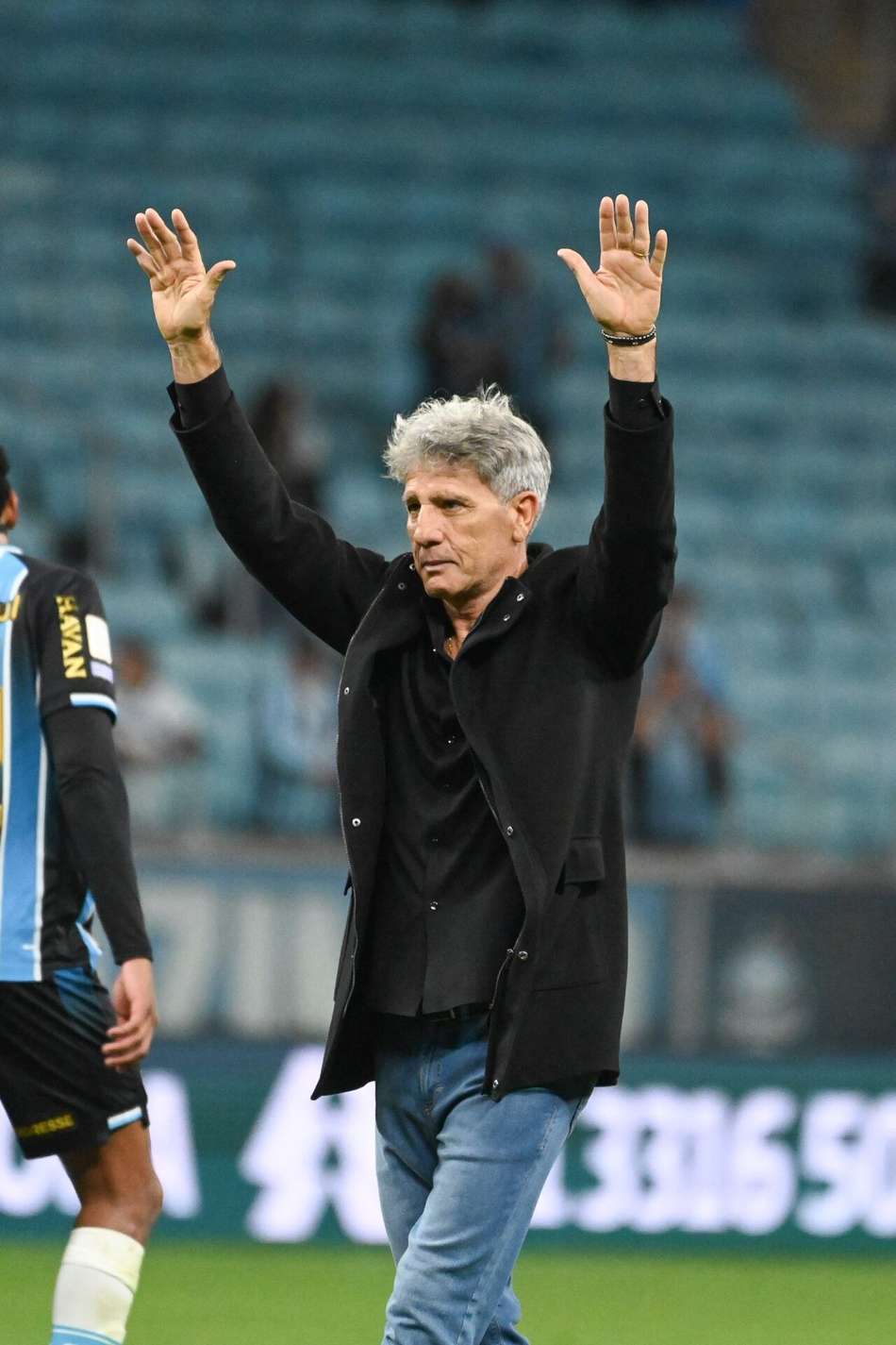 Renato Gaúcho, técnico do Grêmio, ergue as mãos em comemoração no campo