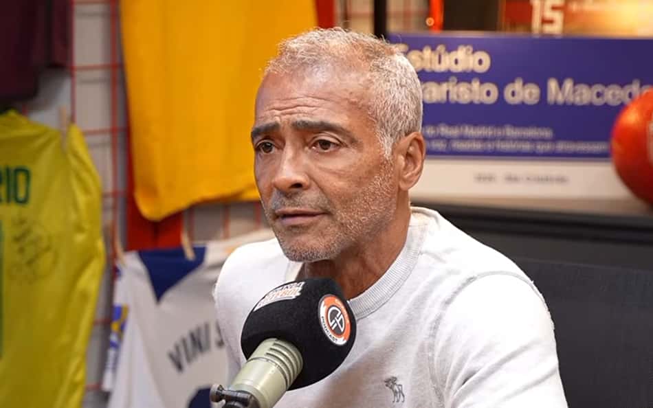 Romário com o microfone do Charla Podcast