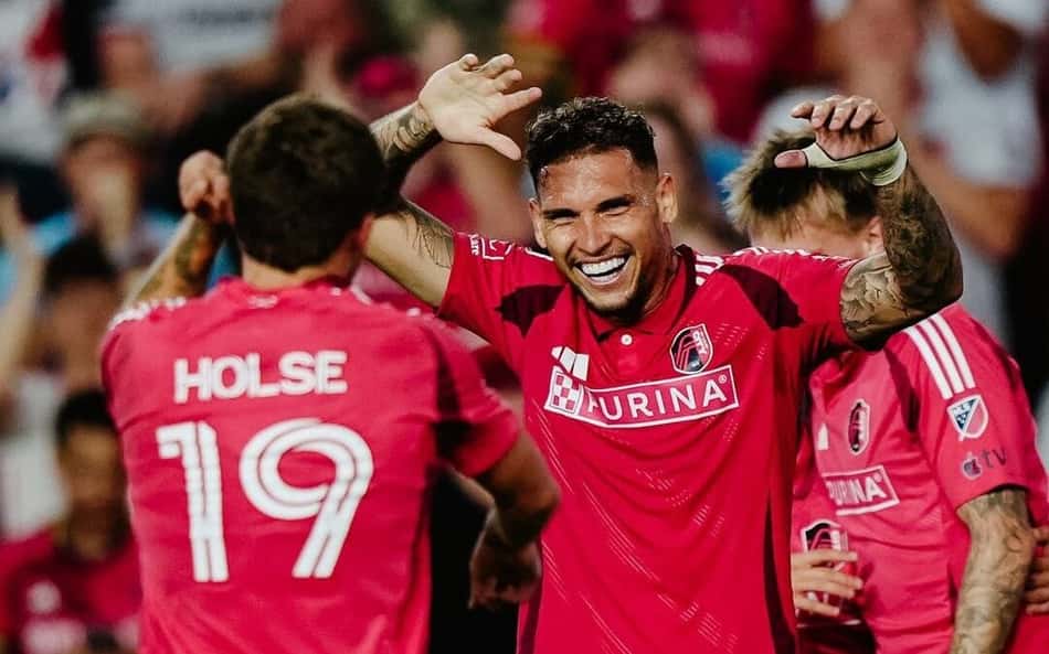 Rafael Navarro brilha em goleada do St. Louis City na MLS