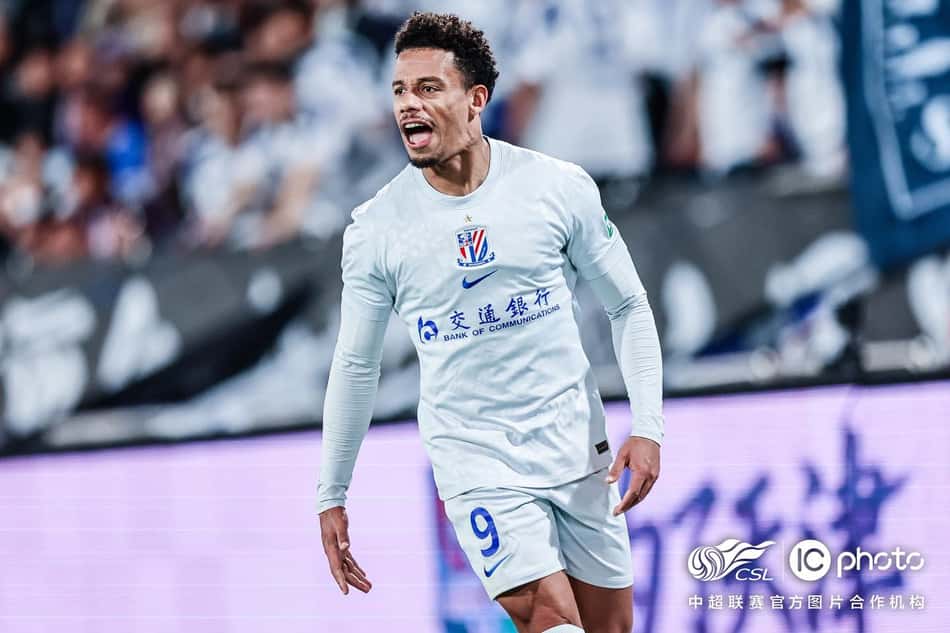 Jogador do Shanghai Shenhua, camisa azul-claro, nº9, em campo durante partida da CSL.