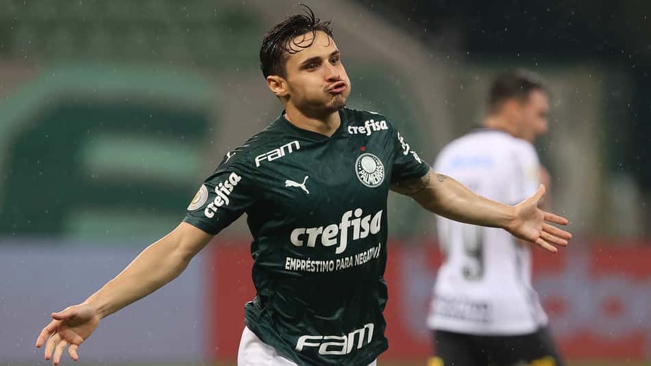 Raphael Veiga comemora gol contra o Corinthians