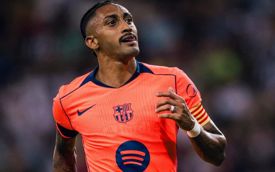 Raphinha comemora gol do Barcelona contra o Nottingham Forest na pré-temporada