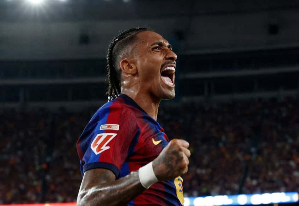 Raphinha comemora gol marcado pelo Barcelona sobre o Rayo Vallecano, na La Liga