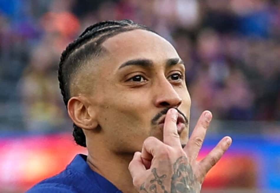 Raphinha comemora hat-trick na vitória do Barcelona sobre o Sevilla, pela La Liga