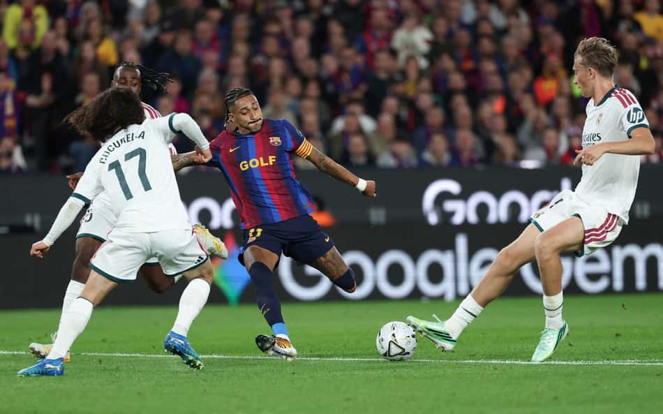 Raphinha, do Barcelona, em lance no El Clásico contra o Real Madrid.
