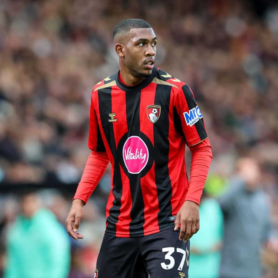 Rayan em ação durante partida do Bournemouth pelo Conference League