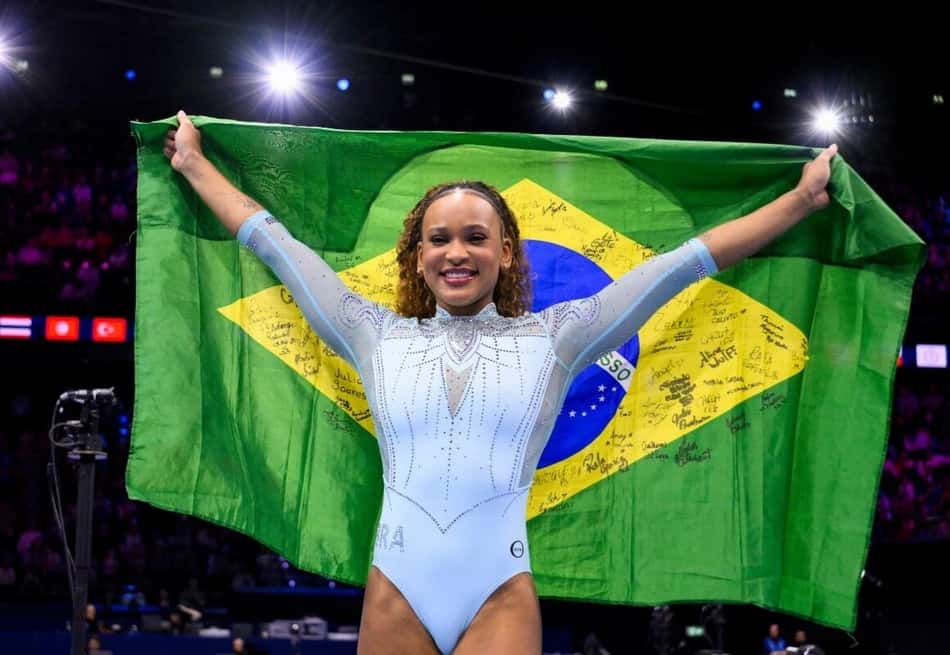 Rebeca Andrade posa com a bandeira do Brasil após vencer o salto no Mundial de Ginástica