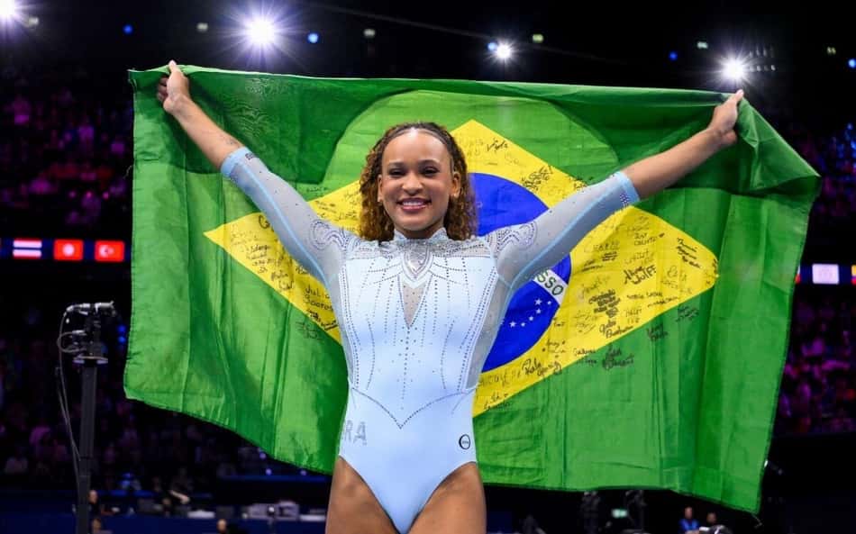 Rebeca Andrade posa com a bandeira do Brasil após vencer o salto no Mundial de Ginástica