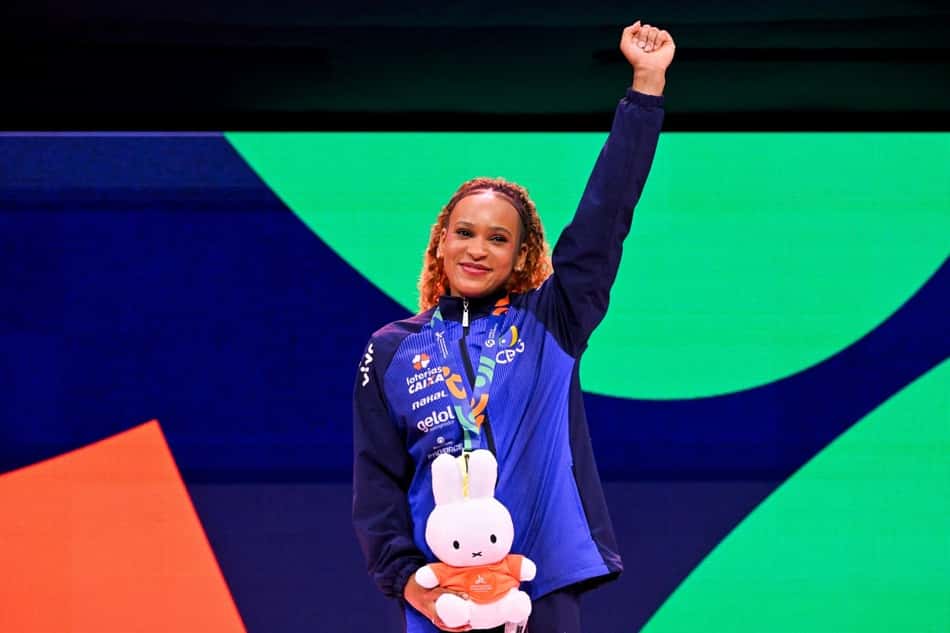 Rebeca Andrade sobe ao pódio após conquistar o ouro na Holanda