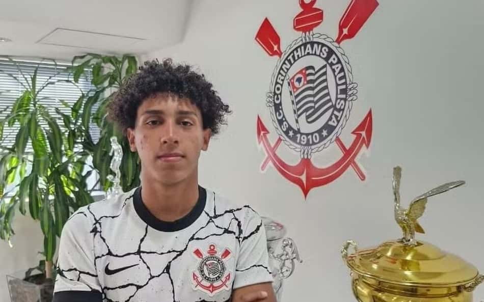 Goleiro que seria lateral vence Corinthians na justiça; entenda