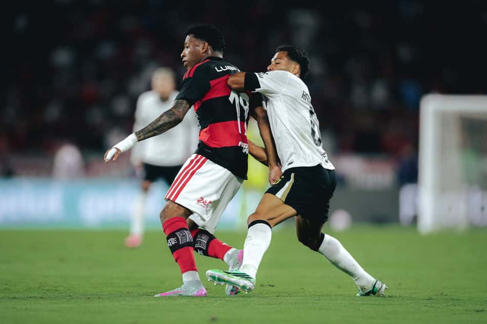 Jogador do Atlético disputa a bola com jogador do Flamengo em Atlético x Flamengo.Renan Lodi em Atlético x Flamengo (Foto: Pedro Souza / Atlético)
