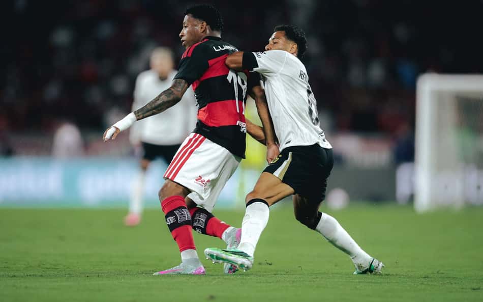 Jogador do Atlético disputa a bola com jogador do Flamengo em Atlético x Flamengo.Renan Lodi em Atlético x Flamengo (Foto: Pedro Souza / Atlético)