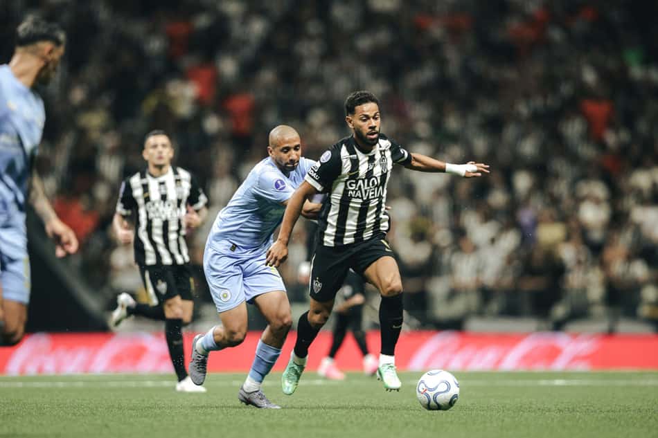 Renan Lodi em ação no duelo entre Atlético e City Torque pela semifinal da Sul-Americana