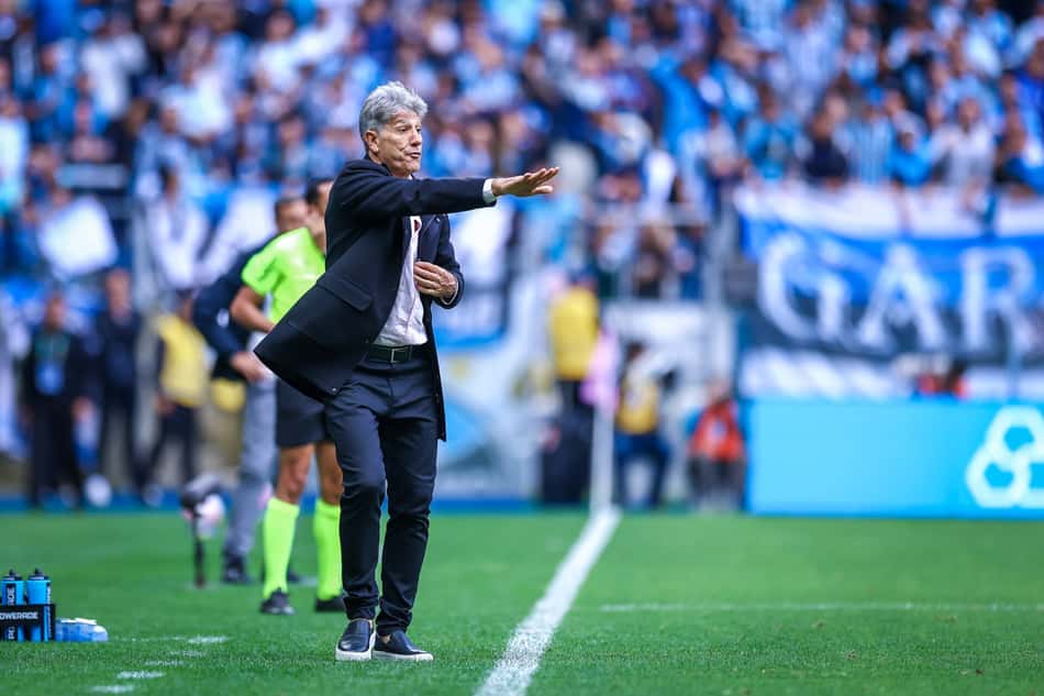 Renato Gaúcho orienta jogadores do Grêmio durante jogo contra o Cruzeiro, pelo Brasileirão