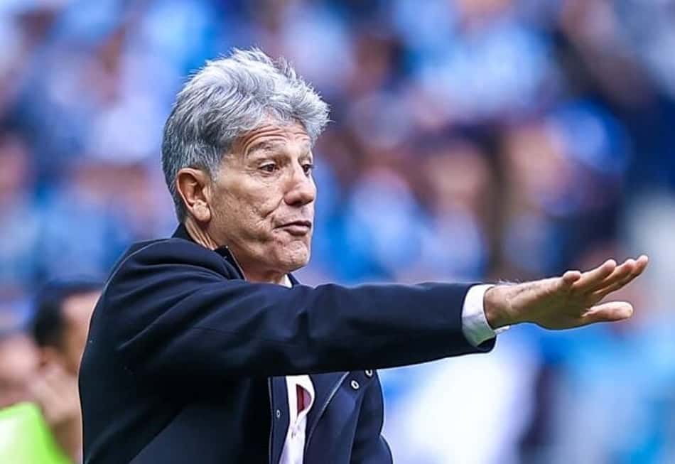 Renato Gaúcho orienta jogadores do Grêmio durante jogo contra o Cruzeiro, pelo Brasileirão