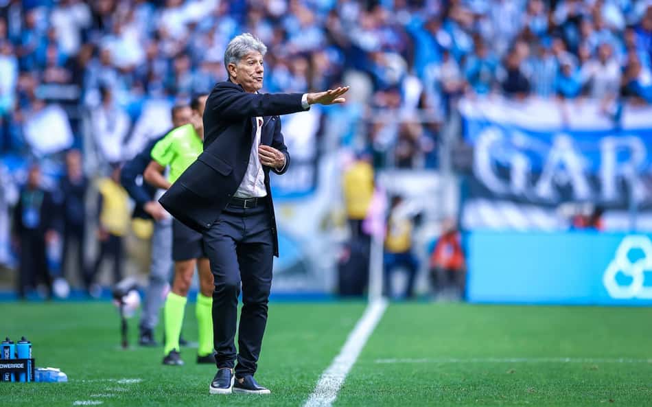 Renato Gaúcho orienta jogadores do Grêmio durante jogo contra o Cruzeiro, pelo Brasileirão