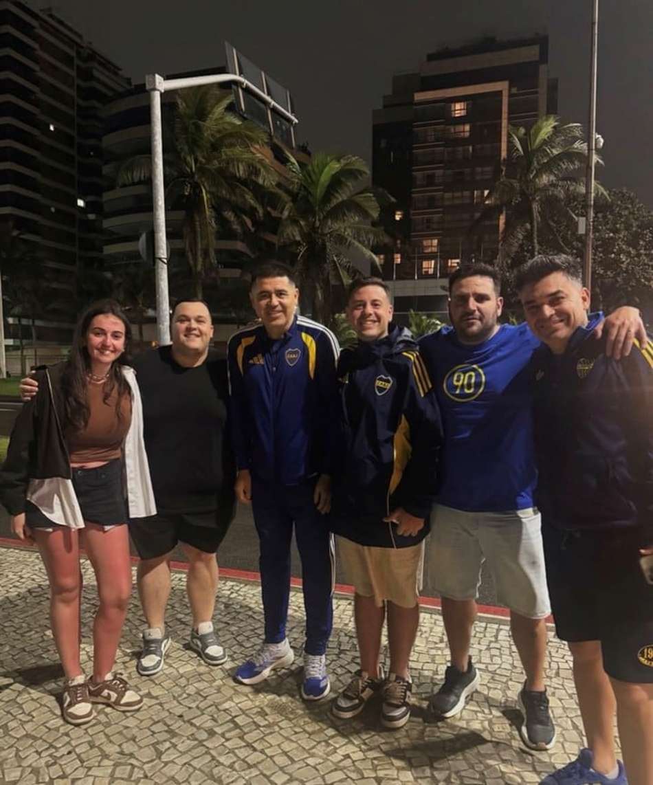 Riquelme com torcedores do Boca Juniors no Rio de Janeiro (Foto: Reprodução/Instagram)