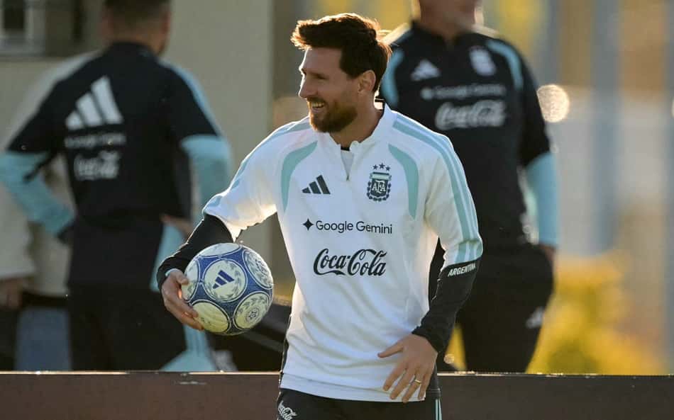 Risonho, Lionel Messi faz últimos treinos pela seleção argentina