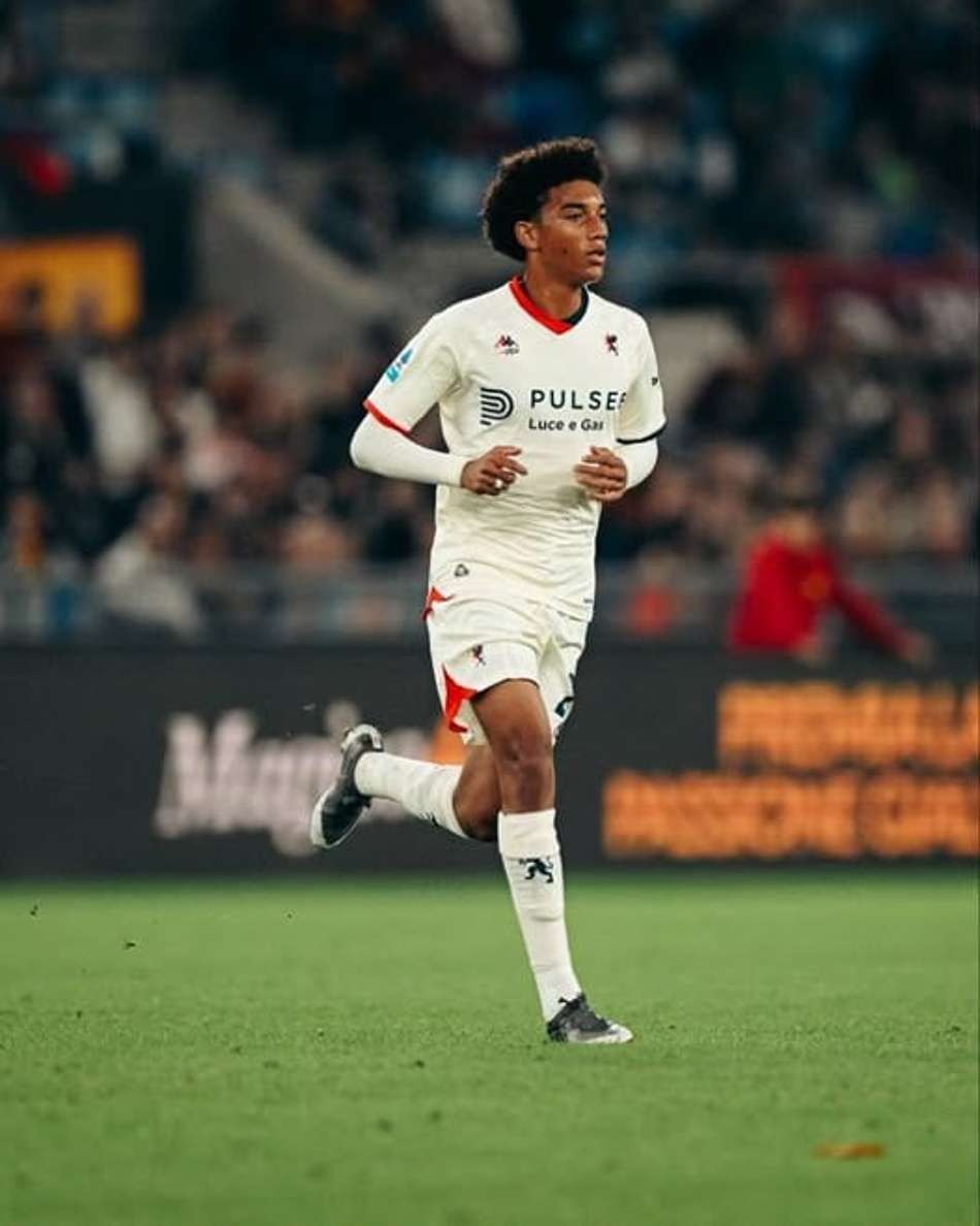 Robinho Jr. estreando pelo Genoa no Campeonato Italiano neste sábado (17) - (Foto: divulgação / X / GenoaCFC)