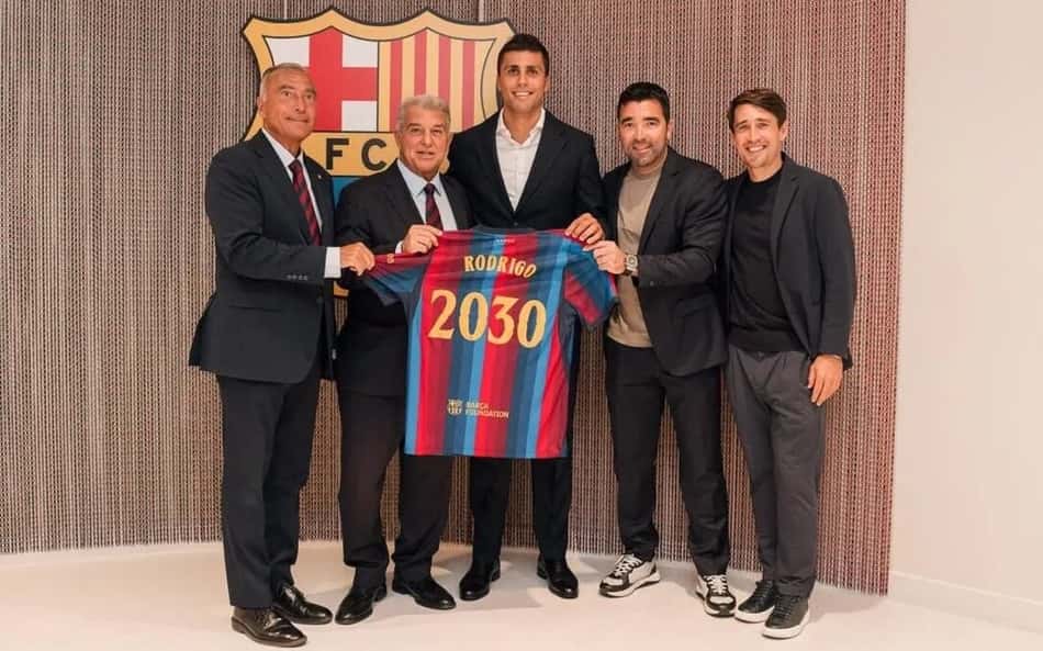 Rodri posa ao lado de Deco, Laporta e outros dirigentes do Barcelona