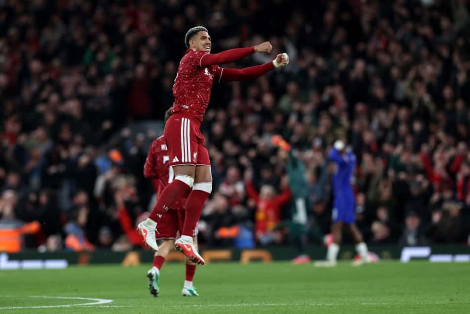 Ronald Araujo (#33) do Liverpool comemora a vitória sobre o Chelsea na Copa da Liga Inglesa, em Anfield, 28/10/2026.