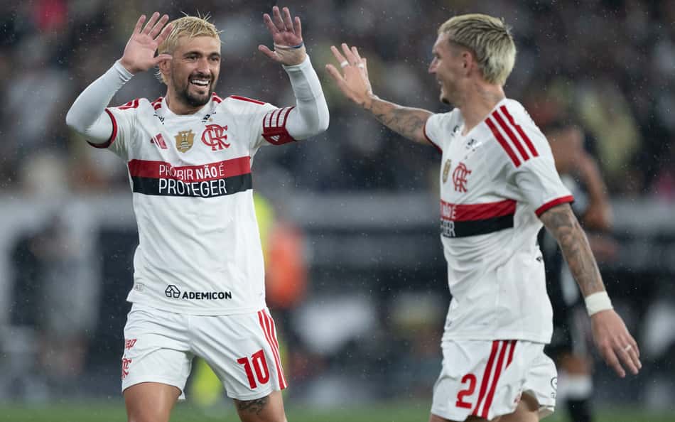 Rubro-Negro venceu o Vasco e abriu três pontos de vantagem do Alviverde (Foto: Jorge Rodrigues/AGIF/Folhapress)