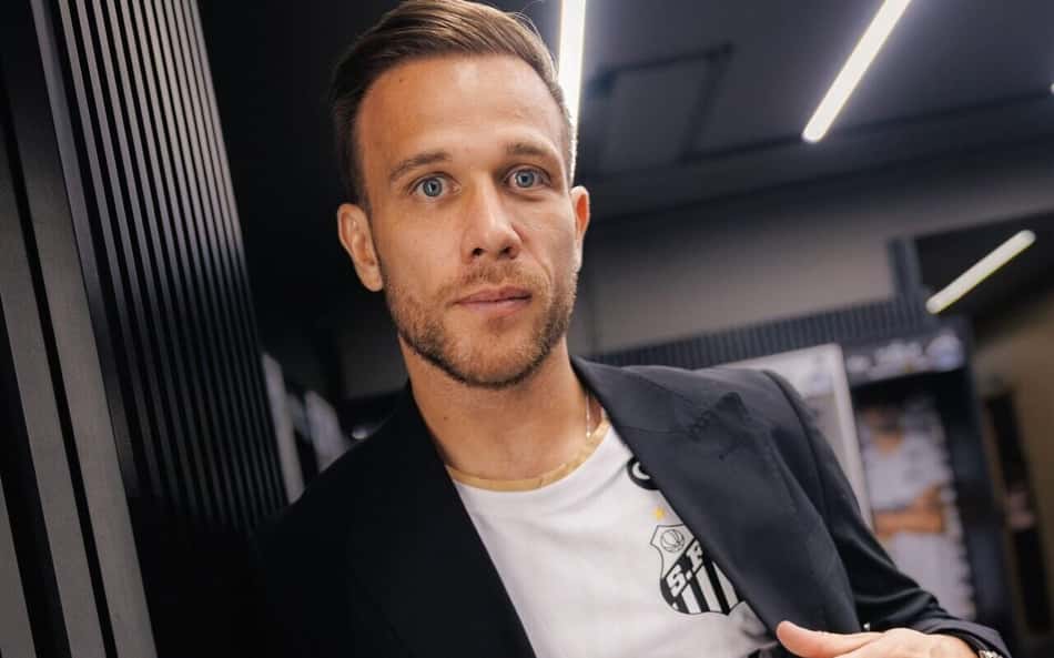 Arthur vira dúvida no Santos após sentir incômodo na coxa direita: 'Farei exame'