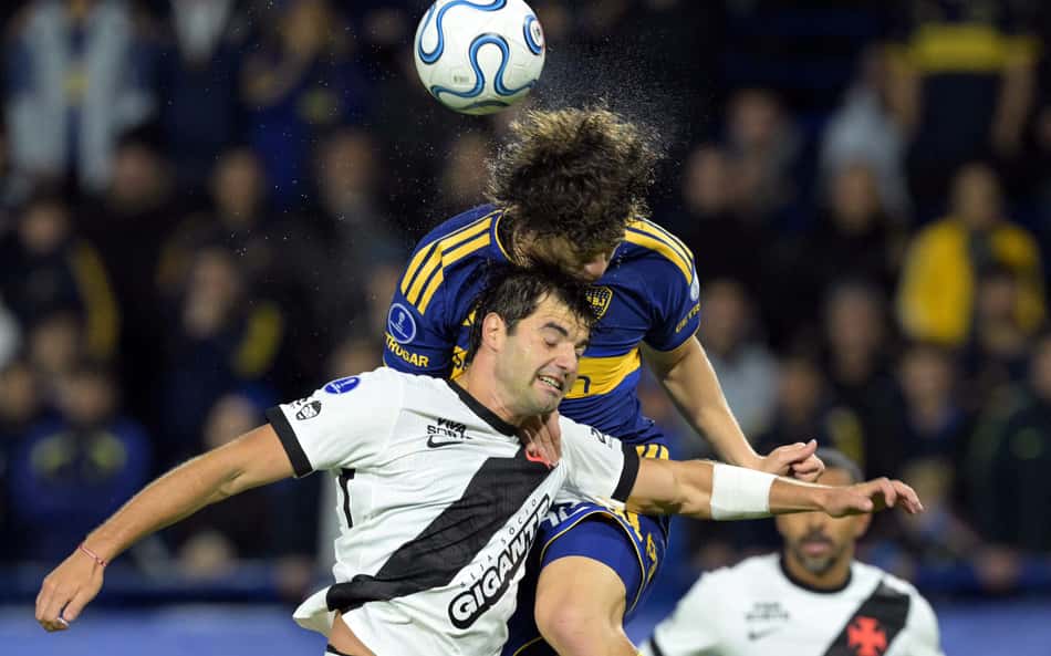 Sosa em dividida durante Boca x Vasco