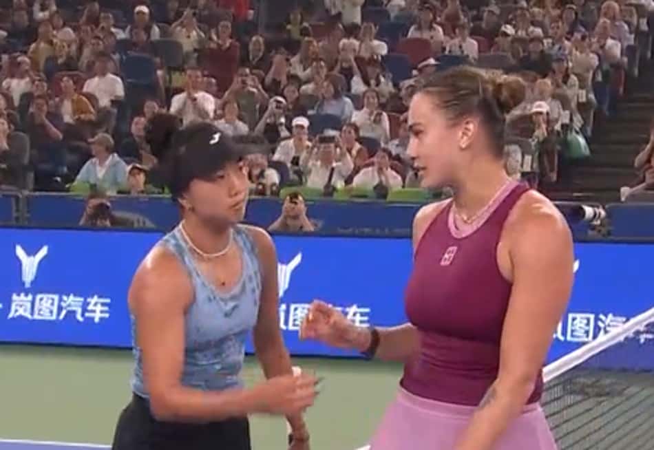 Sabalenka cumprimenta adversária em Wuhan